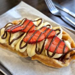 Toastn' Tea - Strawberry Nutella croffle