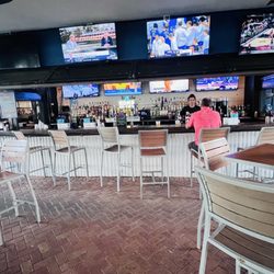 Blue Pointe Bar and Grill - Bar area under Tiki roof