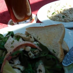 Glashaus - Salat mit Meeresfrüchten und Auberginensalat.