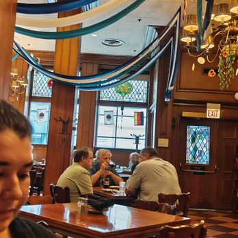 The Berghoff Restaurant - Dining area - Bars Near Me - Chicago, Illinois The Berghoff Restaurant - Dining area - Bars Near Me - Chicago, Illinois