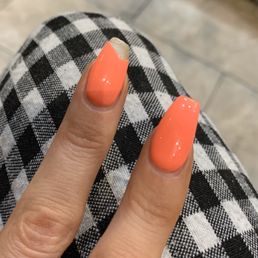 The second nail that broke. You can visibly see that just the acrylic broke off and not my actual nail