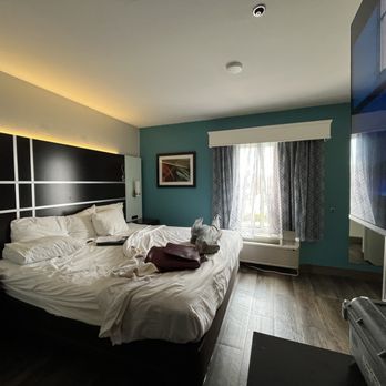Best Western Plus Carlton Suites - Bedroom - Hotels Near Me - Birmingham, Alabama