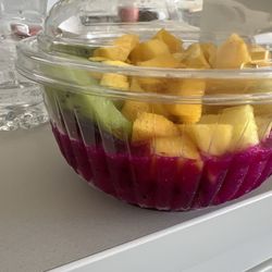 Cafe JuiceUp - This is how much pitaya they put in my bowl. Ridiculous.