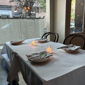 Lonnies Restaurant and Bar - Table in the back room - American Near Me - Brooklyn, New York