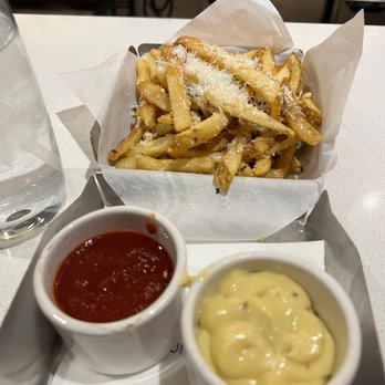 Gordon Ramsay Burger Las Vegas - Truffle fries with garlic aioli - Burgers Near Me - Las Vegas, Nevada Gordon Ramsay Burger Las Vegas - Truffle fries with garlic aioli - Burgers Near Me - Las Vegas, Nevada