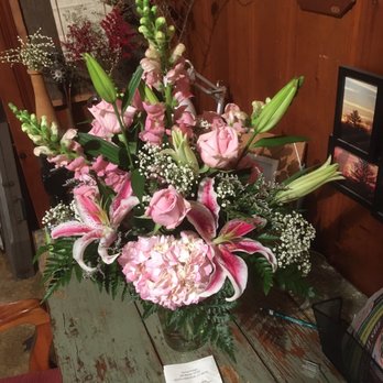 Broad Brook Gardens - Pretty in Pink Bouquet - Florists Near Me - South Windsor, Connecticut