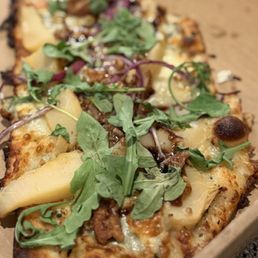 Pear Gorgonzola candied walnut flatbread Pear Gorgonzola candied walnut flatbread