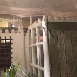 Arabia - Servicio justo, pero un ambiente que traslada a la cultura árabe desde que cruzas las puerta. Cocina marroquí impecable.