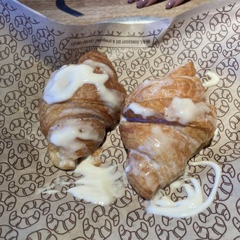 Cheddar's Scratch Kitchen - Complimentary croissants. - American Near Me - Fayetteville, North Carolina
