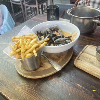 Meet in Paris - Lobster Bisque Muscles with fries - French Near Me - Culver City, California Meet in Paris - Lobster Bisque Muscles with fries - French Near Me - Culver City, California