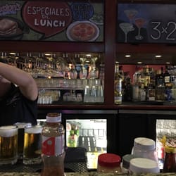 Boston's - En la barra, muy bien surtida.