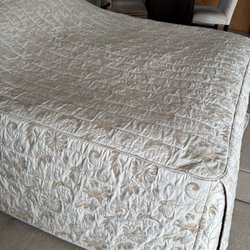 The Albert Hotel - Horrible bed