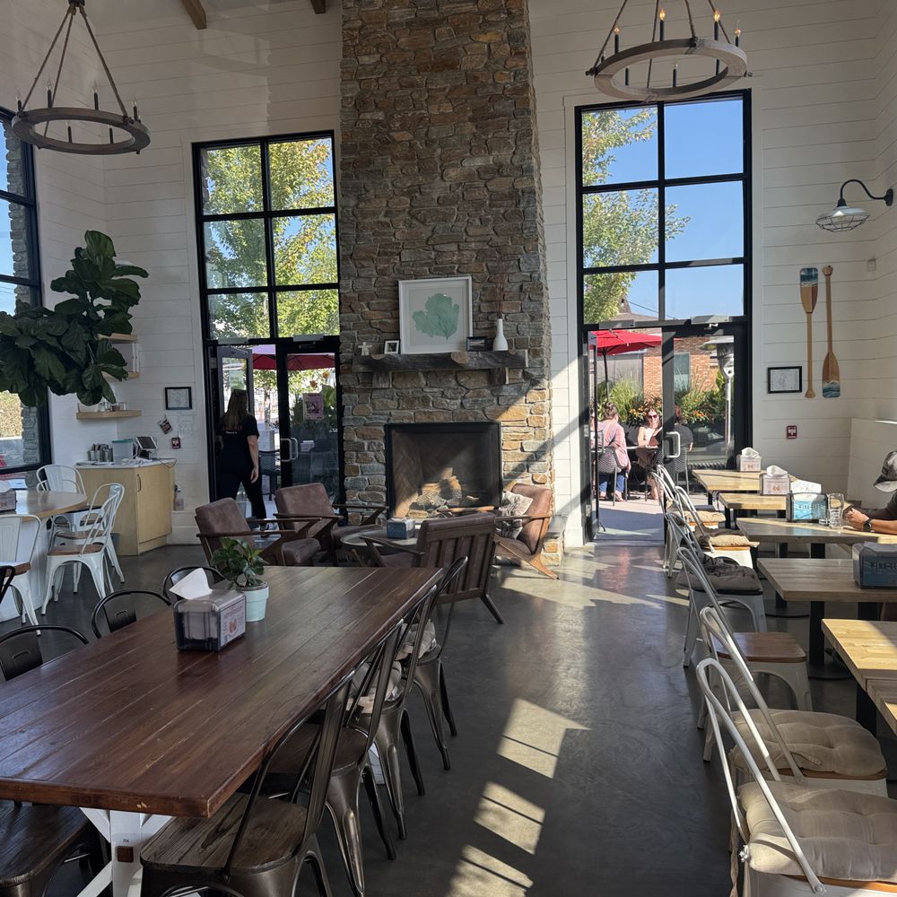 Lakesider Brewing - Indoor seating area~ - Beer Bar Near Me - West Kelowna, British Columbia