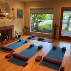 Kat's Yoga Studio - Indoor Cozy Yoga Studio