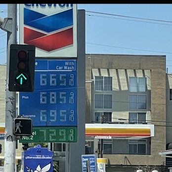 ARCO - The price of Chevron gasoline on Coldwater Canyon Avenue and Riverside Drive - Gas Stations Near Me - Elk Grove, California