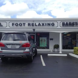 Easy to see from Federal Highway, easy parking right outside. Easy to see from Federal Highway, easy parking right outside.