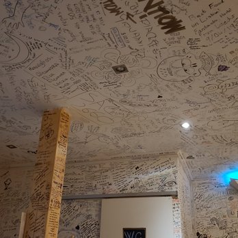 Lisboa Tu & Eu - All the walls and ceiling are inked - Portuguese Near Me - Lisbon, 11