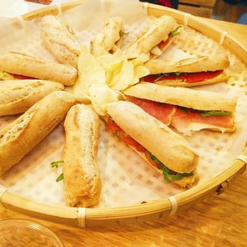 BOCA DOS - Tapas españolas - Des sandwichs végétariens, végétaliens et omnis servis dans un joli panier en osier! - Tapas Bars Near Me - Toulouse, 31 BOCA DOS - Tapas españolas - Des sandwichs végétariens, végétaliens et omnis servis dans un joli panier en osier! - Tapas Bars Near Me - Toulouse, 31