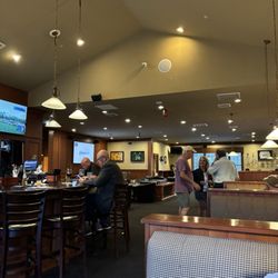 Bunkers Sports Bar - Ambiance and bar area..very nice.