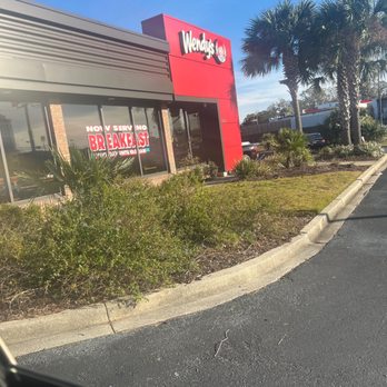 Wendy's - a view of the outside of a restaurant - Burgers Near Me - Charleston, South Carolina