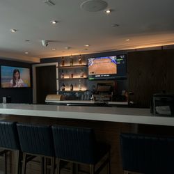H2O Hermosa - Cool bar in hotel, complementary breakfast