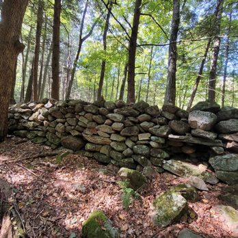 60 Westledge Trails - There is a hole in the wall - Hiking Near Me - Simsbury, Connecticut