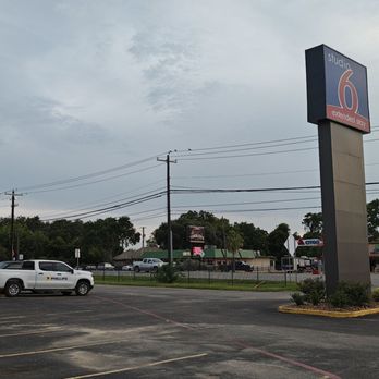Studio 6 - Hotels Near Me - Alvin, Texas