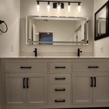 Bayside Builders Group - a bathroom with a large mirror - General Contractors Near Me - Los Angeles, California Bayside Builders Group - a bathroom with a large mirror - General Contractors Near Me - Los Angeles, California
