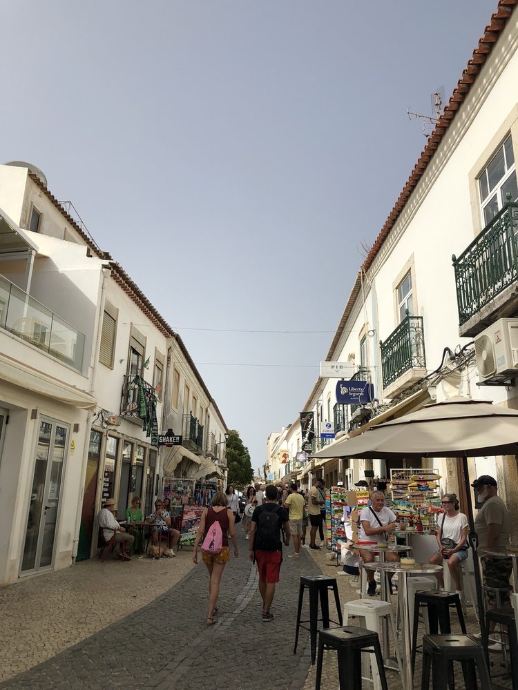 SHAKER BAR Updated April 2024 R. 25 Abril, HautRhin, Lagos