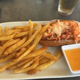 Warm lobster roll