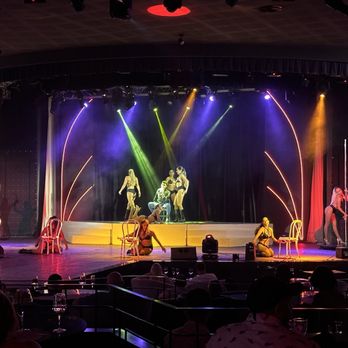 TRS Yucatán - Chic show - Hotels Near Me - Solidaridad, ROO