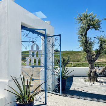 Sirena Vineyard Resort - Outdoor patio - Wineries Near Me - Paso Robles, California