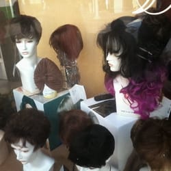 Pelucas y Postizos - Algunas de las pelucas y accesorios de esta tienda.