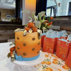 What a beautiful cake!!
