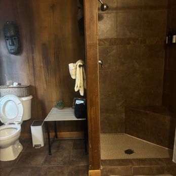 The Islander Inn - Wet bath mat on arrival, toilet area and a plunger not shown that you might need (and no feminine hygiene items were flushed). - Hotels Near Me - Bigfork, Montana The Islander Inn - Wet bath mat on arrival, toilet area and a plunger not shown that you might need (and no feminine hygiene items were flushed). - Hotels Near Me - Bigfork, Montana