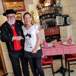 Les Petits Plats de Mamama - Un client très sympa en costume traditionnel Alsacien et Sandra la patronne du restaurant.