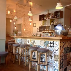 Le bar au milieu de la salle