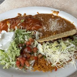La Casita Mexican Restaurant - Combination with crispy taco and enchilada