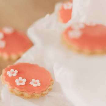 Krümelfee - kleine Blümchenkekse mit Glasur - Cupcakes Near Me - Potsdam, BB