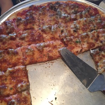 Easy Street - Thin crust pizza w/ sausage and mushrooms - Pizza Near Me - Chicago, Illinois Easy Street - Thin crust pizza w/ sausage and mushrooms - Pizza Near Me - Chicago, Illinois