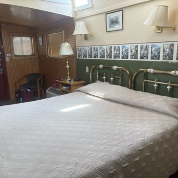 The Caboose Motel - Another pic of the bed - Hotels Near Me - Titusville, Pennsylvania