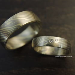 Goldschmiede Markus Eckardt - Grüngold und Palladium Trauringe mit Mokume Gane Wellenmuster und 3 Brillanten