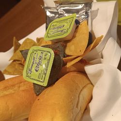 SANBORNS PASEO COLÓN - Charola de pan suave y rico, mantequilla y totopos