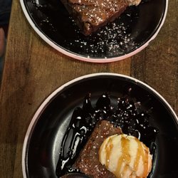 Smokin Bones - Brownie with Ice Cream and drizzeled with Caramel Sauce