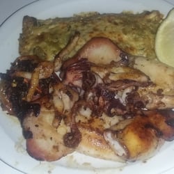 Marie Rosé - Magnifique patio ombragé  avec une végétation  luxuriante. Excellents calamars. Belle soirée