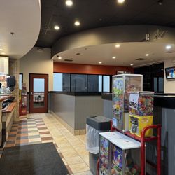 Round Table Pizza - Dining area