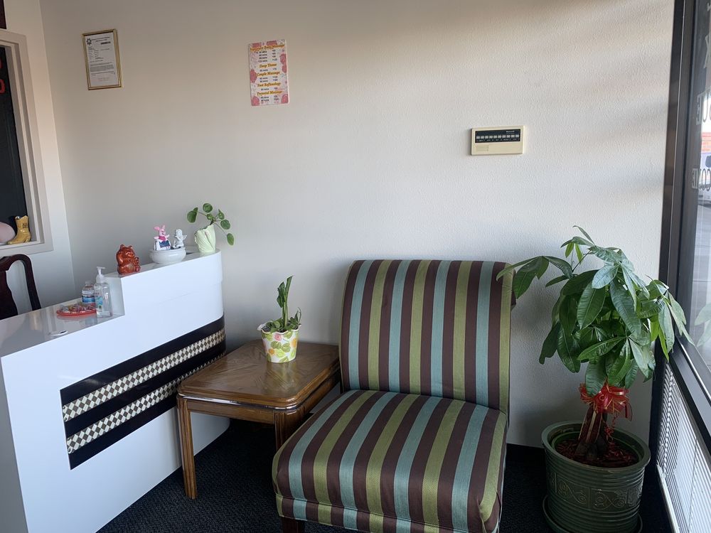 Roselyn Massage Logo