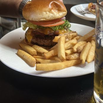 Pendleton Creek Pub - Bacon cheeseburger - Pubs Near Me - North Tonawanda, New York