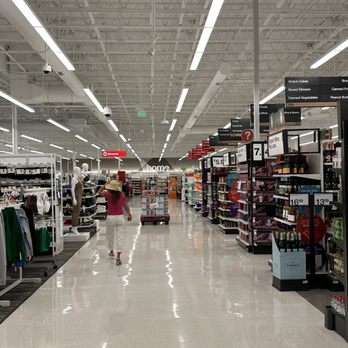 Target - Clean interior - Department Stores Near Me - Portland, Oregon