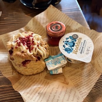 CoDE Pod Hostels - THE CoURT - Scone with jam and clotted cream - Hostels Near Me - Edinburgh, EDH